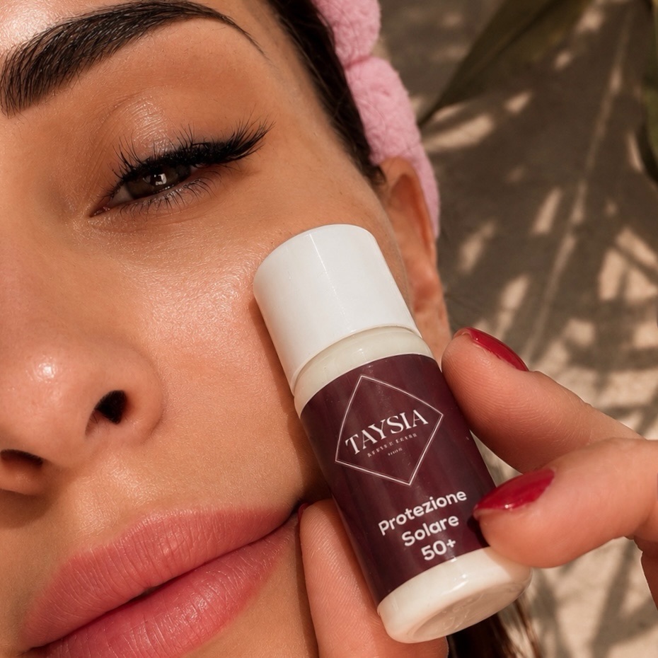 Prodotto skincare Taysia applicato sul viso